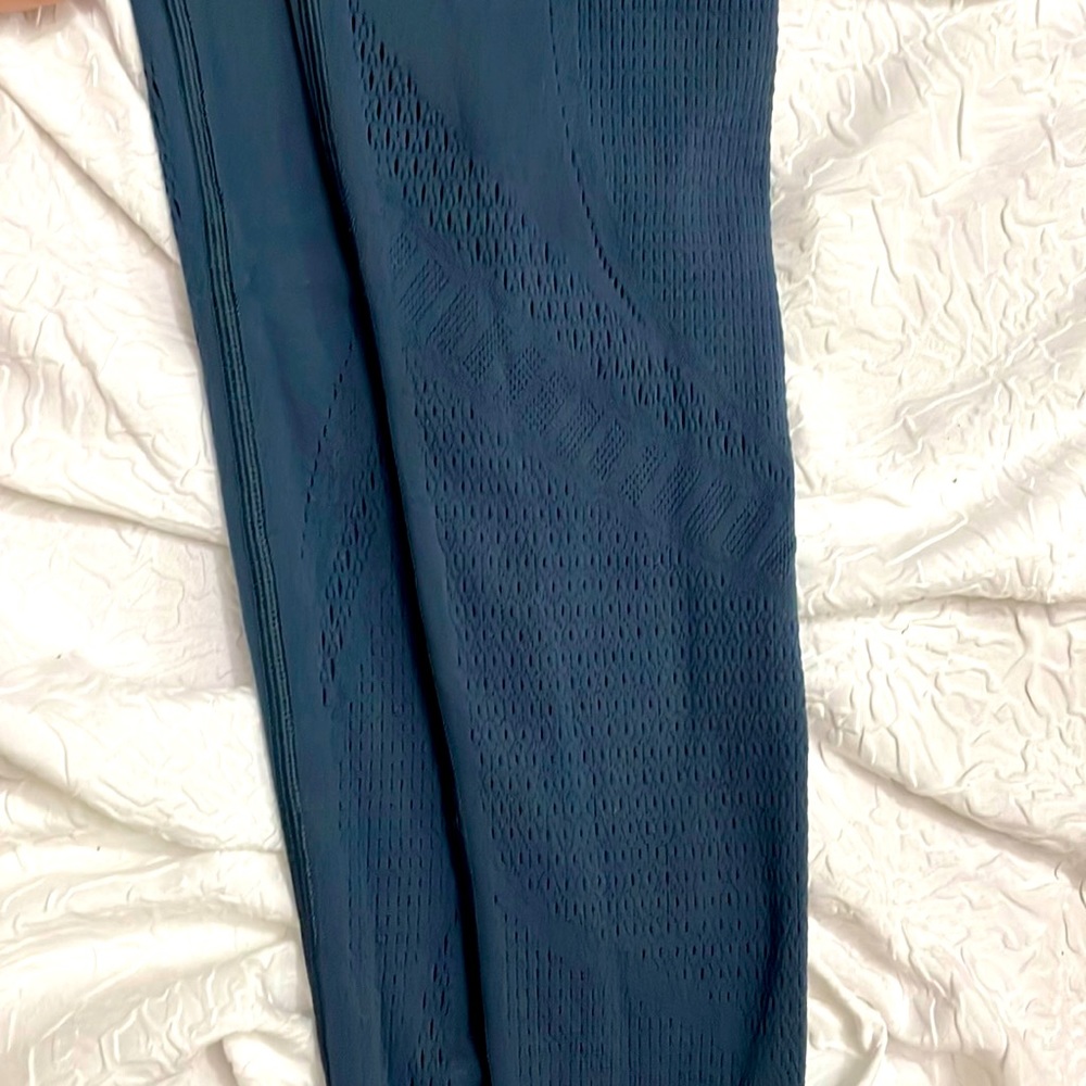Lululemon leggings - like new. - Picture 3 of 4